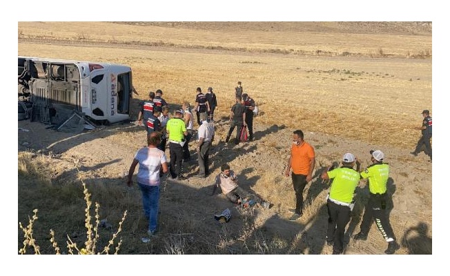 Aksaray'da yolcu otobüsü devrildi: 30 yaralı 