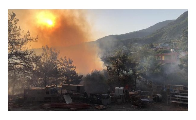 Hatay'da yerleşim yerlerine de sıçrayan orman yangınını söndürme çalışmaları devam ediyor