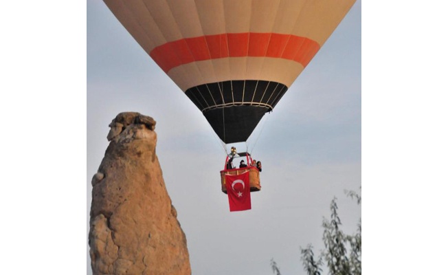Kapadokya'da balonlar, Türk bayrakları ile havalandı