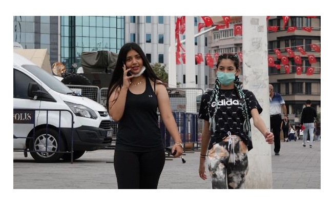 Taksim’de maske takmayan turistler uyarıldı 