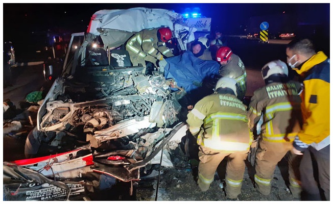İşçi taşıyan minibüs ile TIR çarpıştı: 3 ölü, 9 yaralı