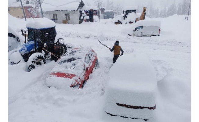 Ovacık'ta evler ve araçlar, kar altında