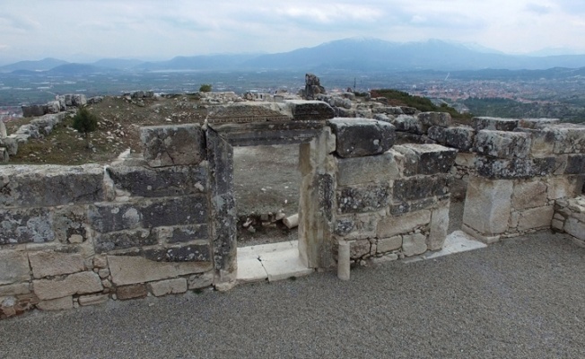 Kibyra'da bazilikal planlı kilisede 30 mezar bulundu