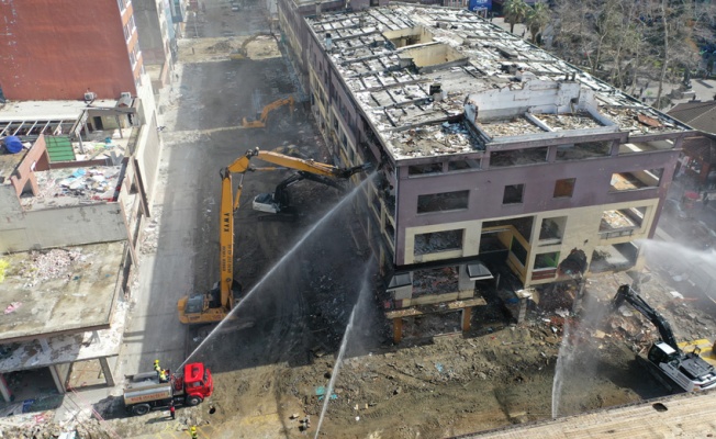 Rize’de 23 hektarlık alanda riskli binaların yıkımı başladı