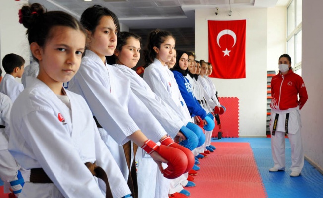 Muşlu kız çocuklarına karateyi sevdirdi; sporcuların yüzde 70'i kız
