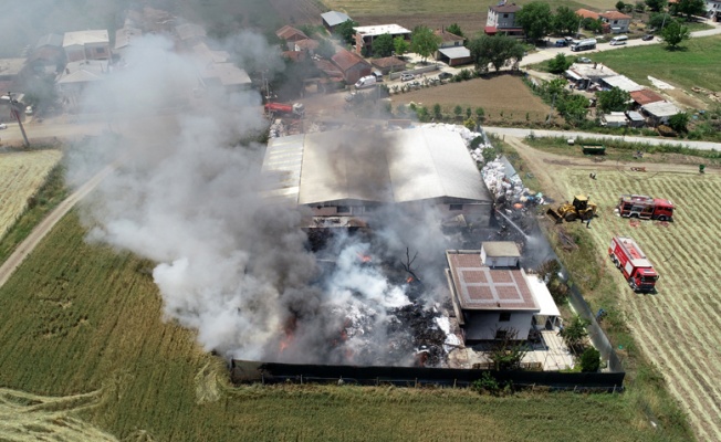 Bursa'da, geri dönüşüm tesisi atık toplama alanında yangın