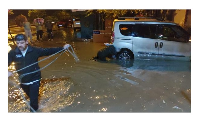 Bursa'da sağanak etkili oldu, cadde ve sokaklar su altında kaldı