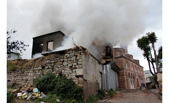 Fatih'te atık kağıt depolanan metruk binada yangın