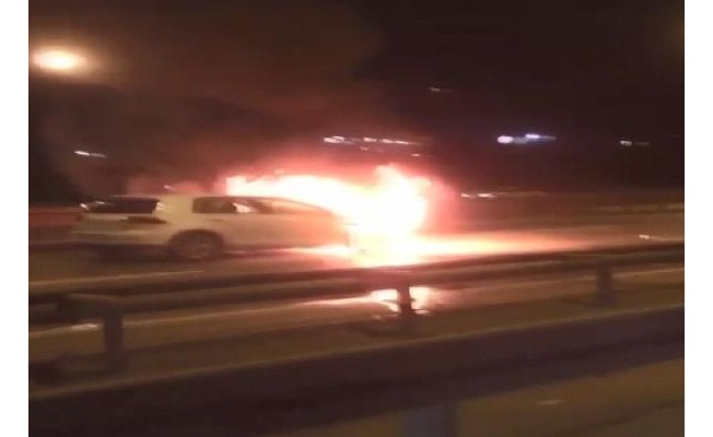 Küçükçekmece D-100 Karayolu'nda otomobil alev alev yandı