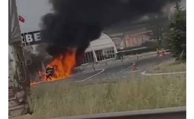 Silivri'de alev alev yanan otomobil hurdaya döndü