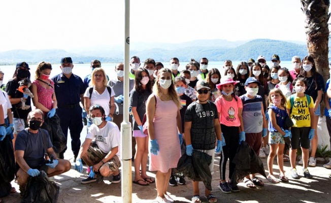 Akyaka'da turistlerle çevre temizliği