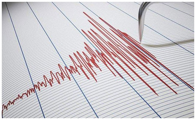 İzmir'in Karaburun ilçesi açıklarında korkutan depremler