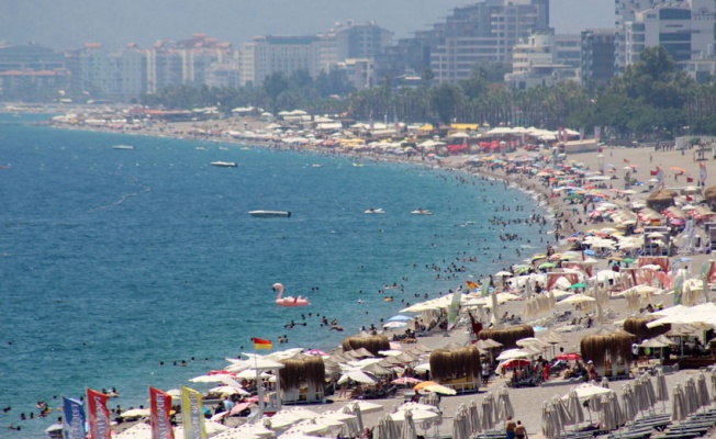 Tatilciler Konyaaltı Sahili'nde yoğunluk oluşturdu