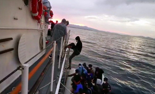 Ayvalık açıklarında 54 kaçak göçmen kurtarıldı