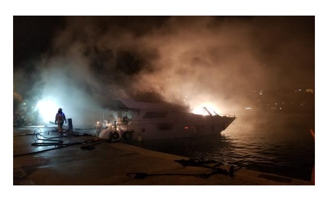 Bebek Sahili'nde dün yanan tekne gece çıkan ikinci yangında battı 