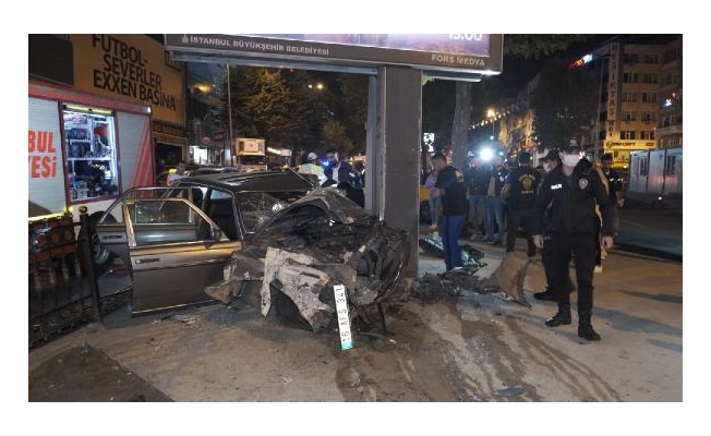 Beşiktaş'ta otomobil reklam tabelasına çarptı: 1 yaralı