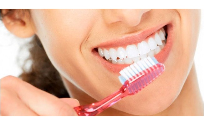 Dişleri sert fırçalamak ‘fırça çürüğüne’ sebep oluyor