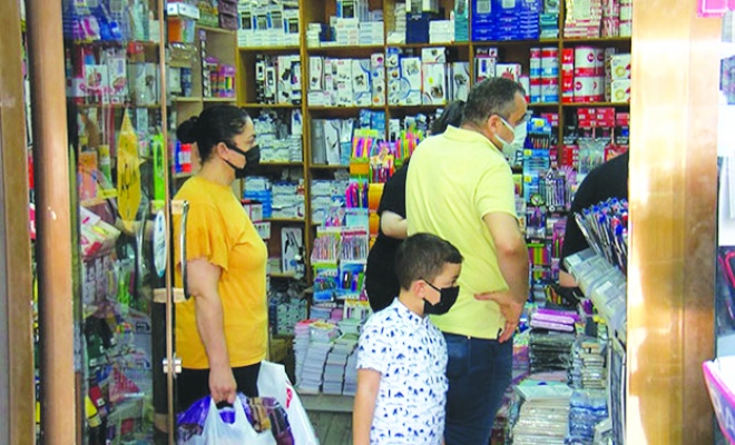 Eminönü'nde okul alışverişi heyecanı 
