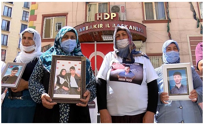 HDP önündeki anne: Buraya evlatlarımız için geliyoruz