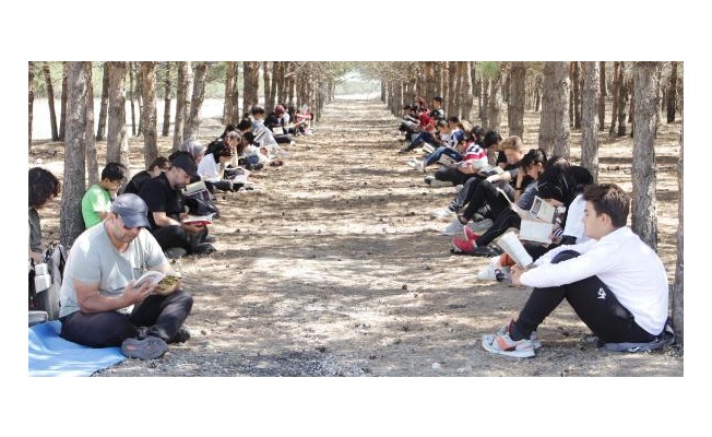 Liseli gençler, ormanda kitap okuyarak yangınlara dikkat çekti