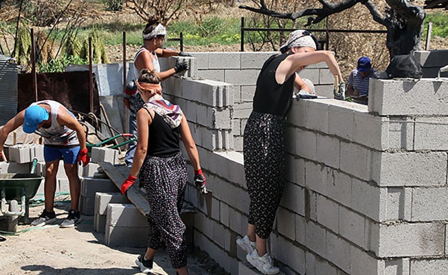 Manavgat'ta eline hiç mala almamış gönüllüler, duvar örüp inşaat yapıyor