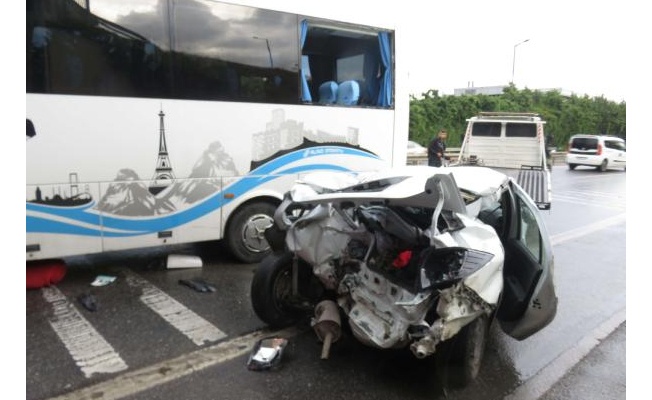 Ümraniye'de servis midibüsü otomobile çarptı: 1'i ağır 6 yaralı