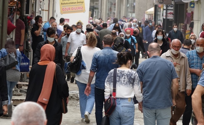 Vaka sayısında 6’ncı sıradaki Trabzon’da caddeler dolu, maske unutuldu