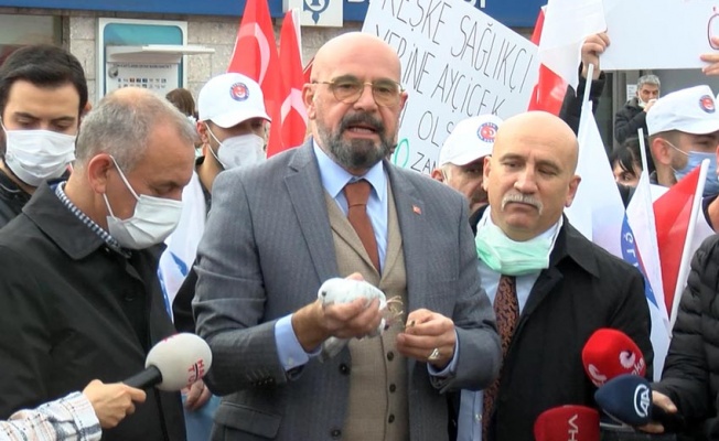 Ankara'da iş bırakan sağlık çalışanları güvercin uçurdu