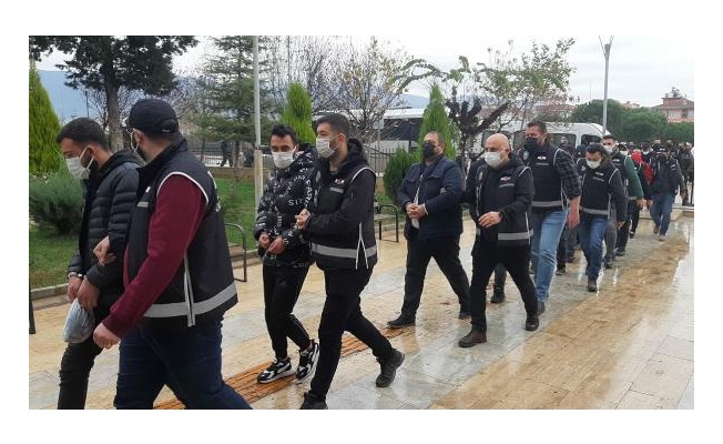 İzmir'deki 'Tırpan' operasyonunda 11 tutuklama
