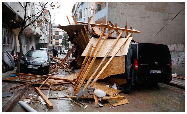 Marmara'da fırtınadan kaynaklı 63 kişi yaralandı, 5 kişi hayatını kaybetti