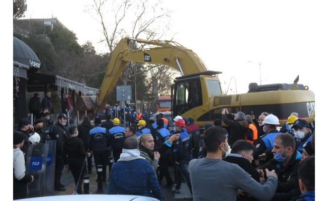 Üsküdar'da olaylı yıkım: Zabıta ve çalışanlar birbirine girdi