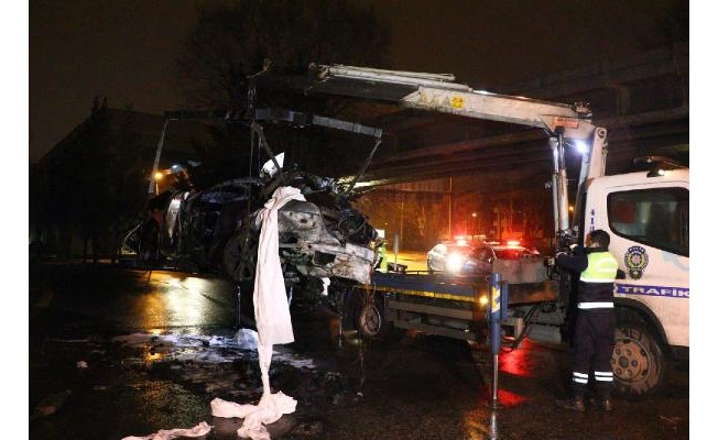 Aydınlatma direklerine çarpan otomobil yandı: 1 ölü, 1 yaralı