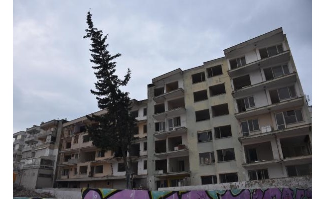 İzmir'de eğik 10 binadan 6'sı yıkıldı