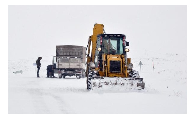 Kars'ta kar ve tipi nedeniyle mahsur kalan 2 öğretmen kurtarıldı