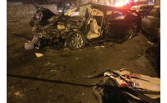 Kars'ta otomobil, bahçe duvarına çarptı: 4 ölü, 1 yaralı 
