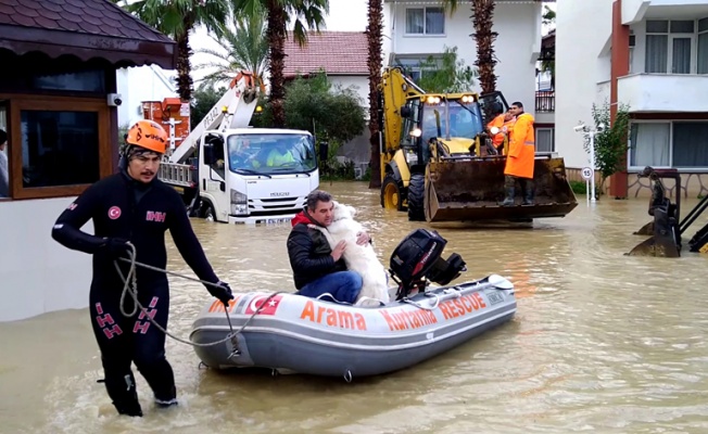 Manavgat'ta dere taştı, evlerini su basanlar botla kurtarıldı