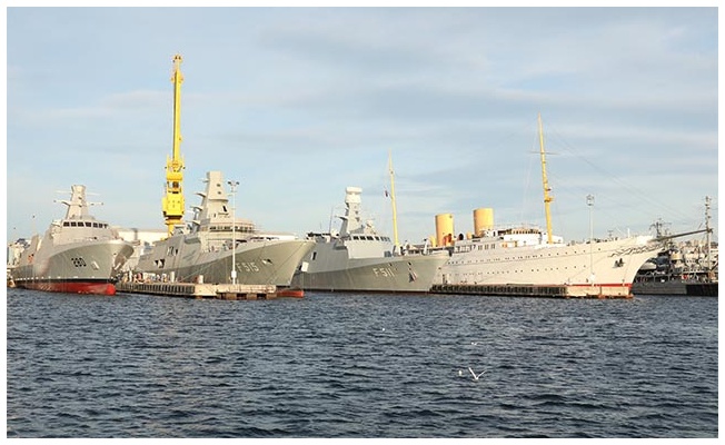 Milli Savunma Bakanlığı 'Sınıflarının ilk gemileri ilk kez yan yana' notuyla paylaştı