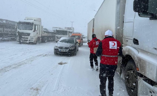 Muş-Bitlis kara yolunda kar nedeniyle araçlarında mahsur kalanlar kurtarıldı