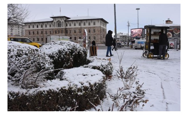 Sivas'ta 170 yerleşim yeri yolu kardan kapandı