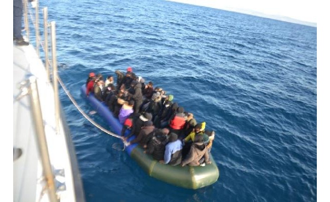 Yunanistan'ın geri ittiği 50 kaçak göçmen kurtarıldı