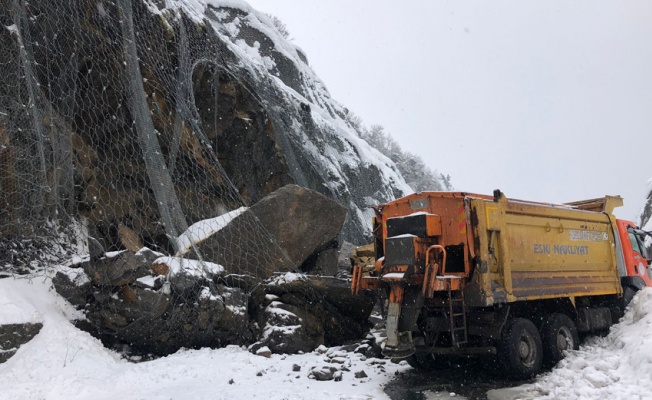 Zonguldak’ta heyelan; dev kayalar nedeniyle İstanbul yolu kapandı