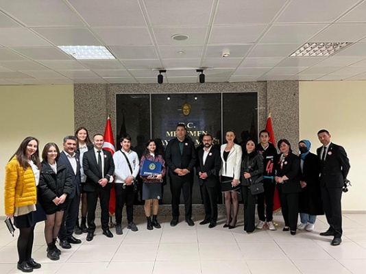 Güzelbahçe Düşünür Koleji ve İzbilim Koleji öğrenci veli ve öğretmenleri İzmir’de misafir etti.