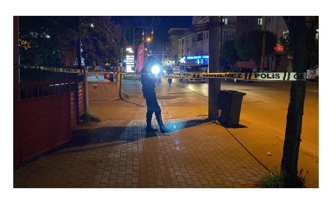 İnegöl'de silahlı saldırı: 1'i yoldan geçen 2 yaralı