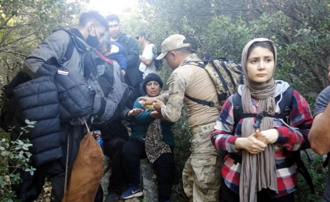 İzmir'de 89 kaçak göçmen, 12 organizatör yakalandı