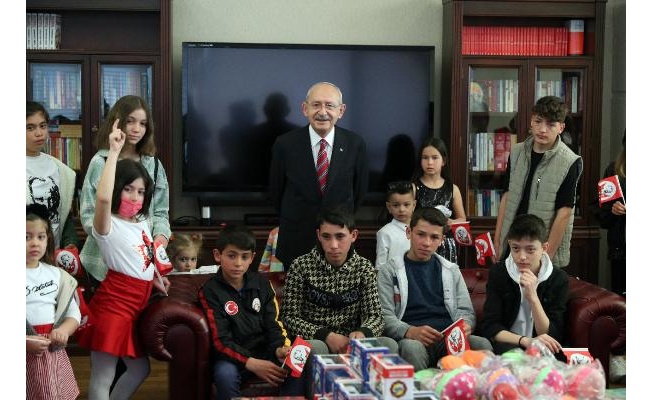 Kılıçdaroğlu, genel merkezde çocuklarla buluştu