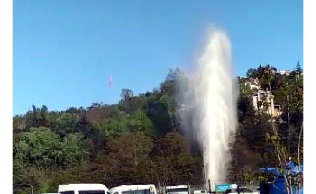 Başakşehir'de su borusu patladı