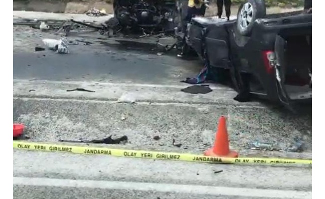 Çankırı'da hafif ticari araç ile minibüs çarpıştı: 3 ölü, 12 yaralı