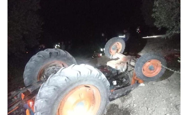 Devrilen traktörden savrulan sürücü hayatını kaybetti