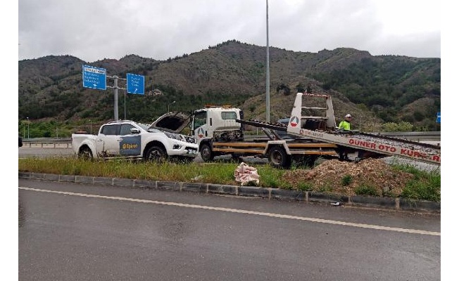 Minibüs, kamyonete çarptı: Anne-kız öldü, 6 yaralı