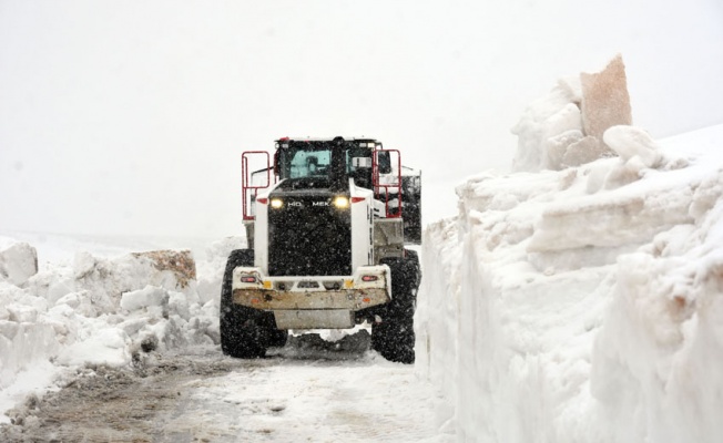 Nemrut'ta mayıs ayında kar sürprizi